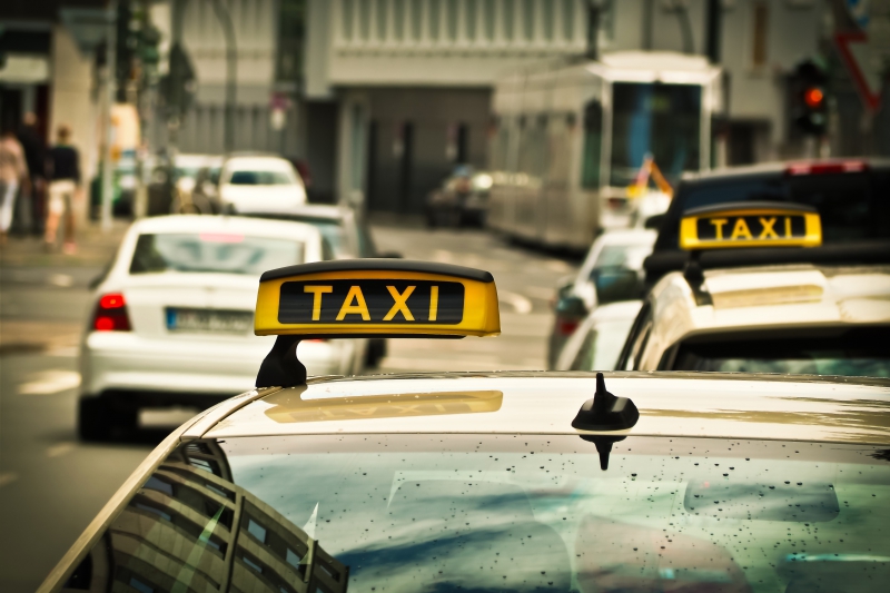 taxis-ST LAURENT DU VAR-min_road-traffic-car-glass-driving-city-583084-pxhere.com