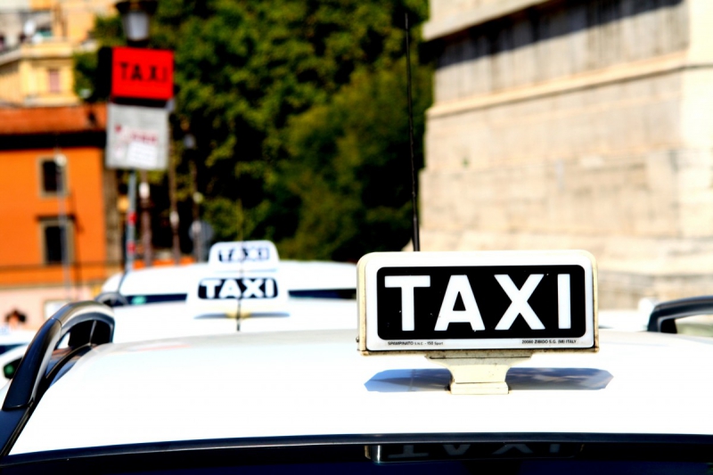 taxis-ST LAURENT DU VAR-min_taxi_auto_rome_road_white-1051610